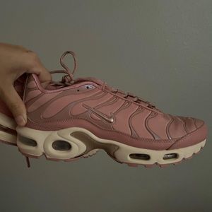 Pink air max plus